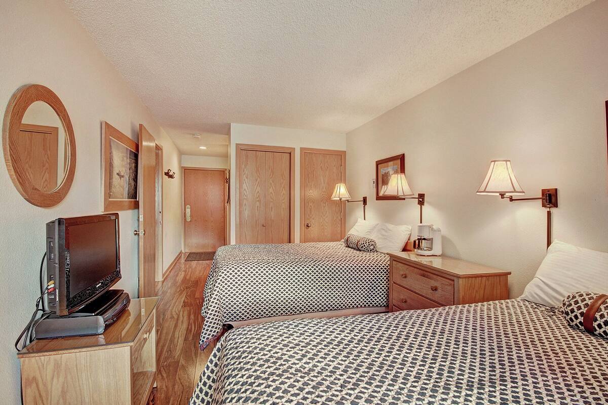 4 bedrooms, laptop workspace, iron/ironing board, free WiFi