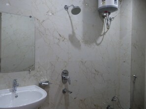 Free toiletries, towels, soap, toilet paper - Hotel AyushMan Inn (Varanasi)