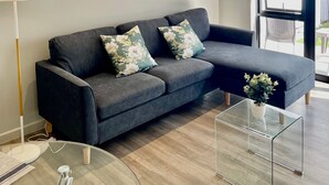 Leilighet – basic, terrasse | Oppholdsområde | TV