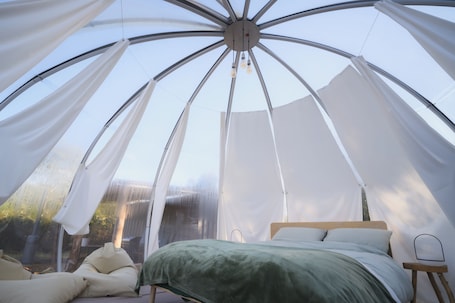 ベッドシーツ. Off-Grid Stargazing Retreat – Unique Bubble Glamping