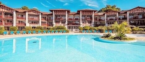 Alberca al aire libre y alberca climatizada