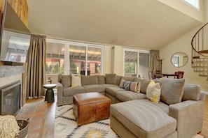 Living area - SkyRun Copper Mountain Resort Vacation Lodging (Copper Mountain)