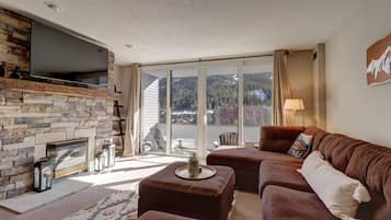 Condo, 2 Bedrooms | Living area