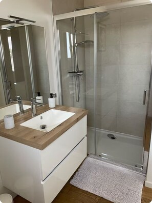Dusj, hårføner, håndklær og såpe