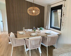 Maison Classique, 2 chambres | Cuisine privée | Réfrigérateur, micro-ondes, four, cafetière/bouilloire