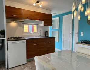 Maison Élite, 3 chambres | Cuisine privée | Réfrigérateur, micro-ondes, four, cafetière/bouilloire