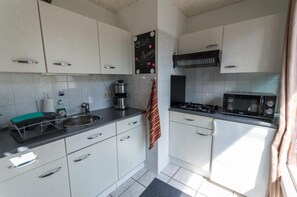 Private kitchen | Fridge, oven, stovetop, dishwasher - Bungalow in North Holland Coast (Sint Maartensvlotbrug)