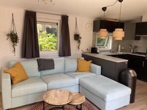 Classic House, 2 Bedrooms | Living room