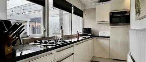 Maison Confort, 3 chambres | Cuisine privée | Réfrigérateur, micro-ondes, lave-vaisselle, cafetiÚre/bouilloire