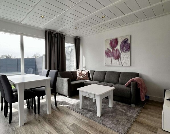 Living area - Beautiful Bungalow in North Holland (Sint Maartensvlotbrug)
