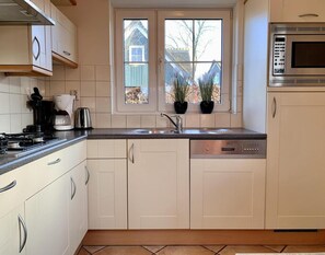 Fridge, microwave, stovetop, dishwasher - Holiday Retreat, Near Forest (Sint Maartensvlotbrug)