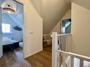 22 chambres, ameublement personnalisé, fer et planche à repasser