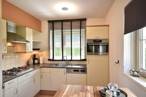 Deluxe House, 3 Bedrooms | Dapur peribadi | Peti sejuk, ketuhar gelombang mikro, dapur, mesin basuh pinggan mangkuk