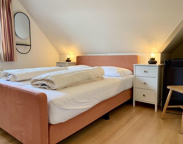 Romantisch huis, 3 slaapkamers | 22 slaapkamers, individueel gemeubileerd, een strijkplank/strijkijzer