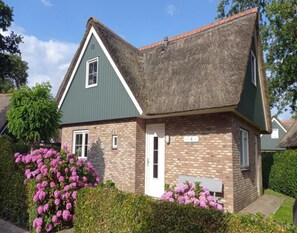 Exterior - Holiday Retreat, Near Forest (Sint Maartensvlotbrug)