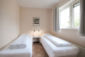 22 bedrooms, individually furnished, iron/ironing board - Holiday Retreat, Near Forest (Sint Maartensvlotbrug)