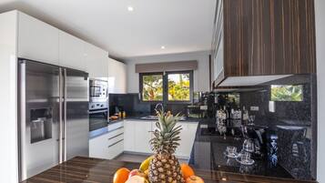 Deluxe Villa, 4 Bedrooms | Private kitchen | Fridge, microwave, oven, dishwasher