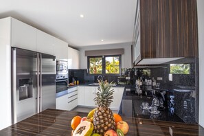 Vila luxo, 4 quartos | Cozinha privada | Geladeira, micro-ondas, fogão, lava-louças