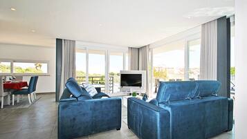 Comfort Villa, 6 Bedrooms | Living room