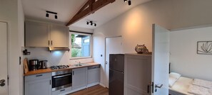 Luxury-Haus, 2 Schlafzimmer | Eigene Küche | Kühlschrank, Ofen, Geschirrspüler, Wasserkocher mit Kaffee-/Teezubehör