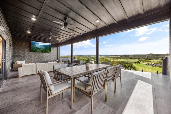 屋外ダイニングエリア