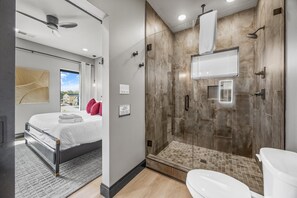 シャワー、ヘアドライヤー、タオル