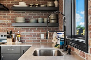 冷蔵庫、電子レンジ、オーブン、コンロ