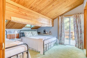 3 habitaciones, escritorio y tabla de planchar con plancha