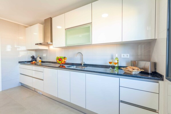 Refrigerador, microondas, horno, lavavajillas