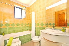 Appartement Classique, 2 chambres | Salle de bain | Baignoire, sĂšche-cheveux
