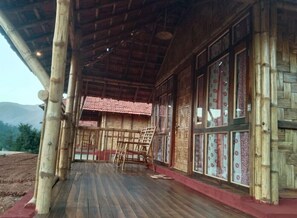 Un bâtiment en bois doté d’un porche abrité et de grandes fenêtres.