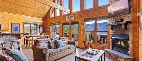 Kabin Khas, 4 kamar tidur, balkon, pemandangan gunung | Ruang keluarga | Smart TV 55-inci dengan saluran TV digital, perapian, dan foosball