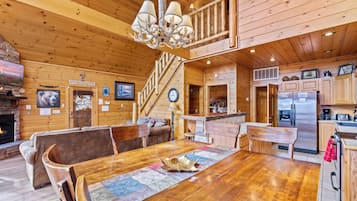 Signature Cabin, 4 Bedrooms, Balcony, Mountain View | In-room dining
