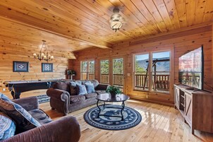 特色小屋, 4 间卧室, 阳台, 山景 | 客厅 | 55-英寸智能电视（配备数码频道）、壁炉、桌上足球