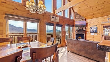 Signature Cabin, 4 Bedrooms, Balcony, Mountain View | In-room dining