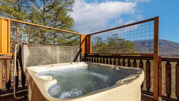 Signature Cabin, 4 Bedrooms, Balcony, Mountain View | Private spa tub