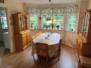 Ferienhaus, 2 Schlafzimmer, Balkon, Gartenblick | Esszimmer