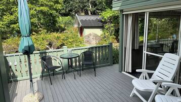 House, 2 Bedrooms, Balcony, Garden View | Tempat makan luar