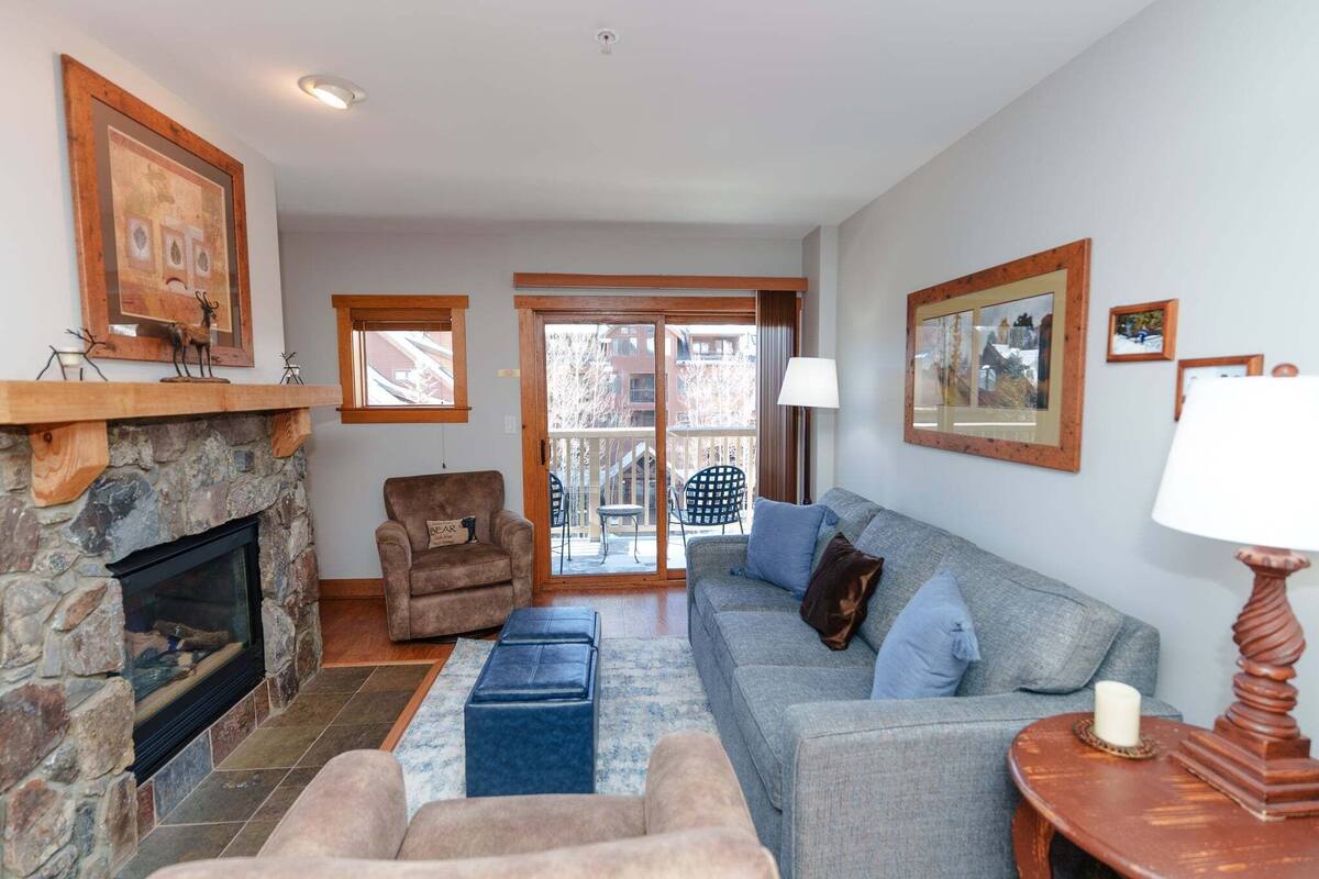 Condo, 2 Bedrooms | Living area