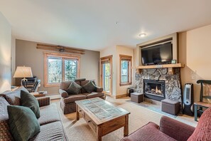 Living area - Red Hawk Lodge - Keystone Ski Resort CO (Keystone)