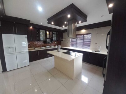 Stunning 4-bedroom house in wonderful Stanger Manor with WiFi, AC