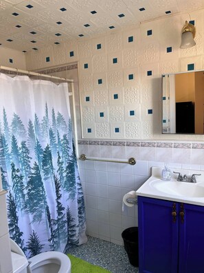 Bathroom - Amazing Three Bedrooms Apartment (Linden)