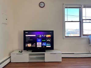 Apartamento, 3 quartos | Comodidades do quarto