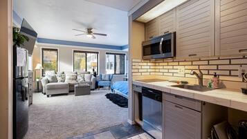 Studio | Private kitchen | Fridge, oven, coffee/tea maker, toaster