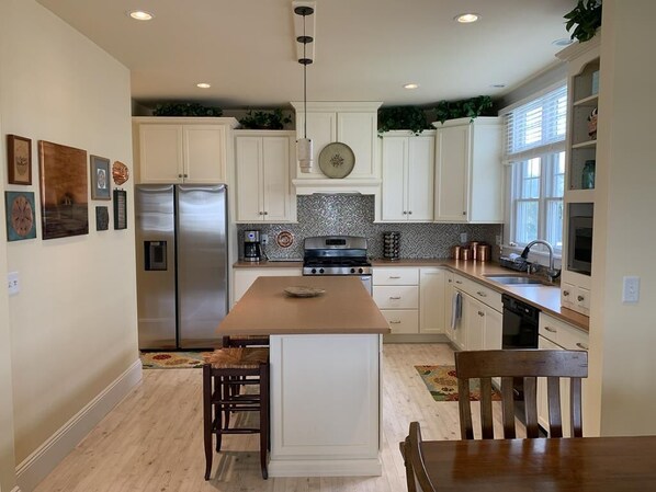 Fridge, oven, stovetop, dishwasher