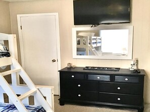3 bedrooms, iron/ironing board, free WiFi