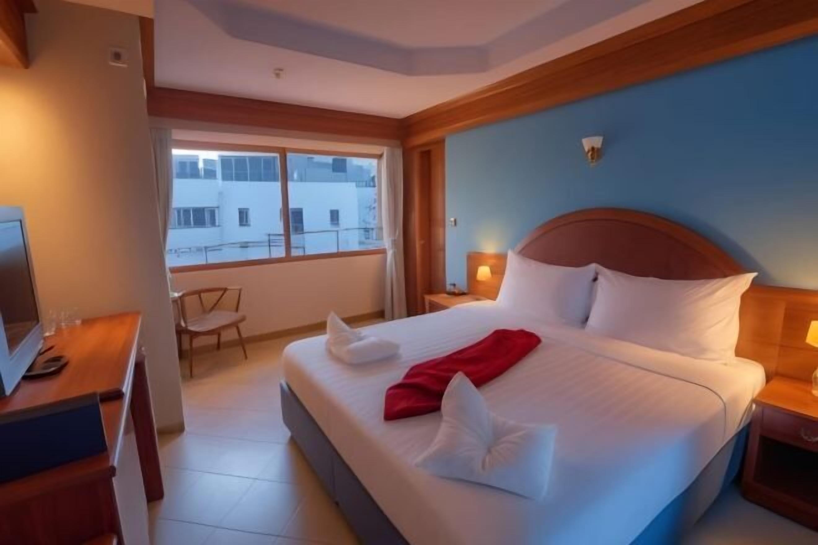 Een bureau, een laptopwerkplek, geluiddichte muren, gratis wifi