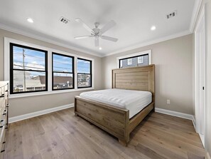 6 bedrooms, iron/ironing board, free WiFi