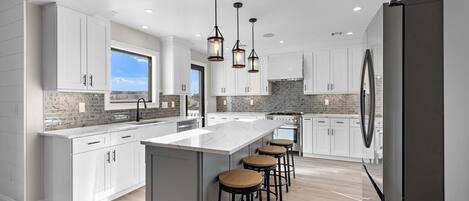 Réfrigérateur, four, plaque de cuisson, lave-vaisselle