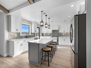 Frigorífico, horno, placa de cocina y lavavajillas